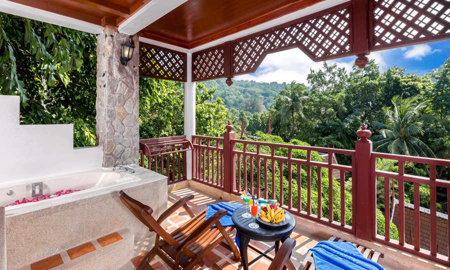 Hillside with Terrace Bathtub