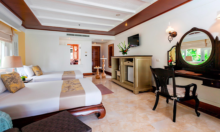 Lagoon Poolside with Bathtub