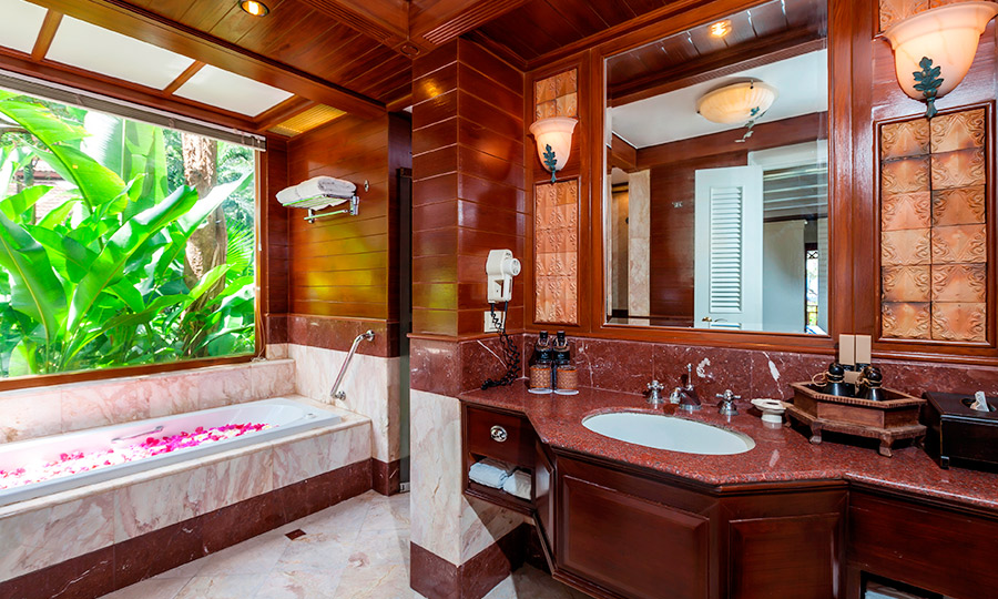 Lagoon Poolside with Bathtub