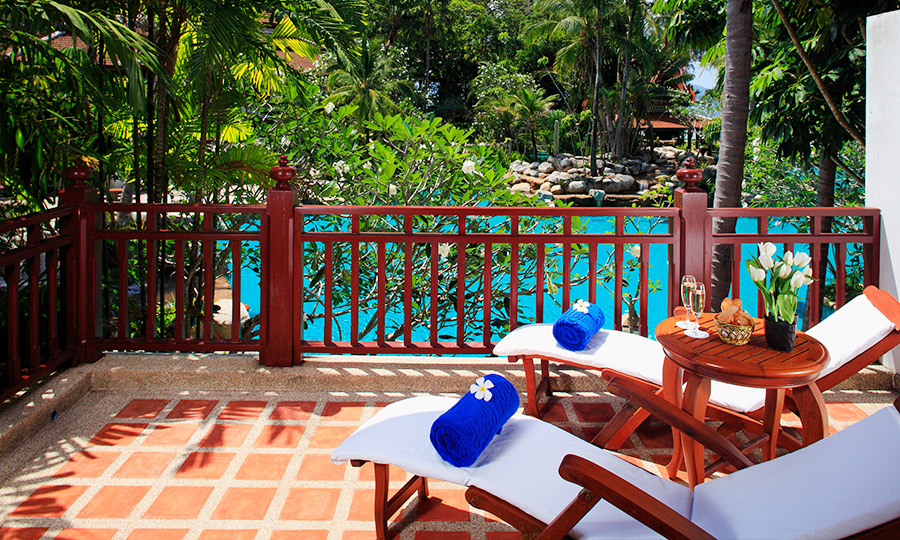 Lagoon Poolside with Bathtub