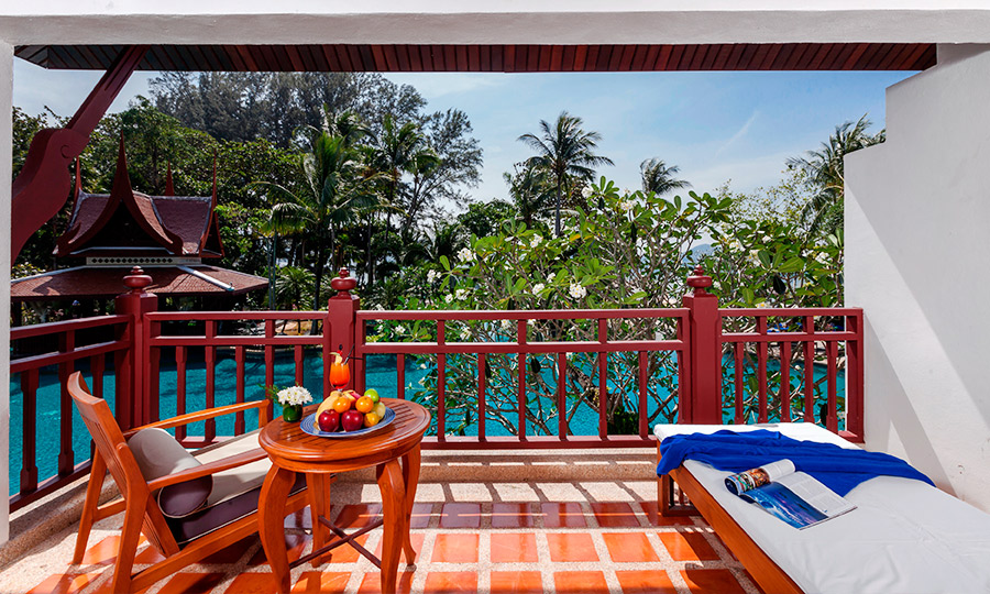 Lagoon Poolside with Bathtub